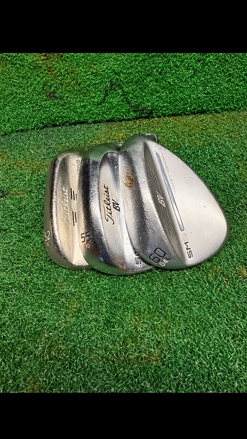 Left-handed putter head before refinishing, with worn paint and scratches